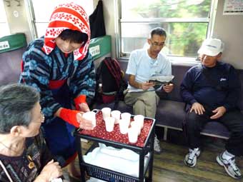 鳥海山麓線の電車内での桜茶サービス