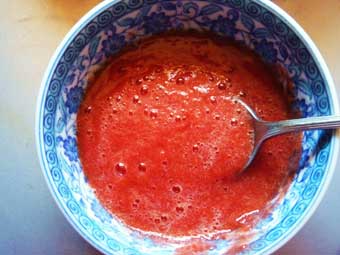 加工用トマトの試食（トマトジュース）