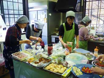 黙々と作業をする「清流の森」スタッフ