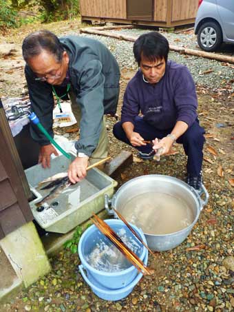 イワナを洗う「清流の会」スタッフ