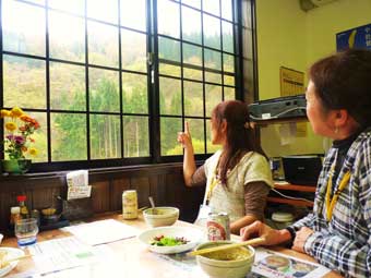 農家レストラン「清流の森」にて