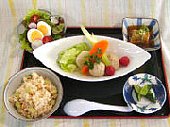菜の花ランチ　８００円　店内に並ぶ野菜をコックさんが工夫