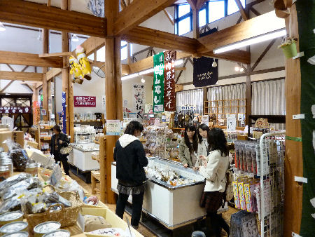 店内のようす。人気はがっこ売り場、お土産に最適！