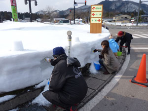雪壁に穴を掘る中仙観光協会会長