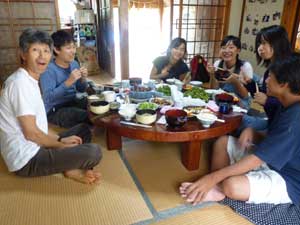 百笑村での昼食風景