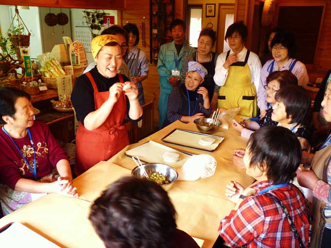 農家レストラン「ゆう菜家」でのヤーコンギョウザ作り体験