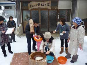 農家民宿｢重松の家」での餅つき