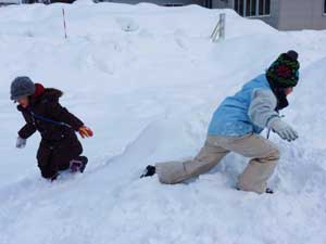 雪で遊ぶ子どもたち