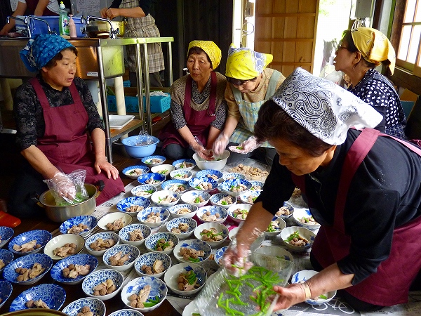 準備をする田代地区のお母さんたち