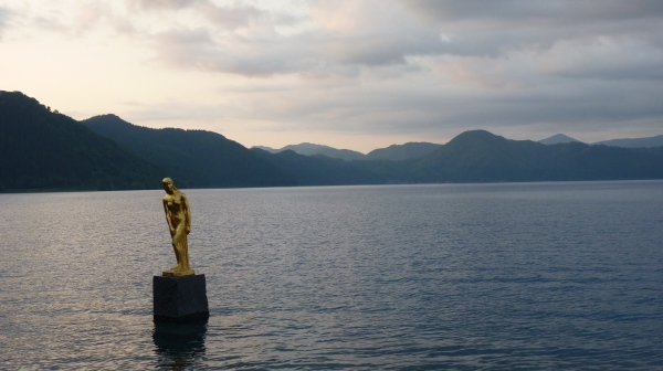 夕暮れの田沢湖