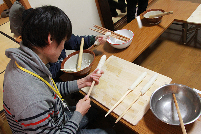 手慣れた手つきできりたんぽを棒に巻いているこちらの方、さすが県の観光戦略課主任、郷土愛が違います。