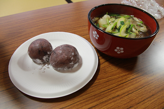 なんといっても昼食の主役は出来立てきりたんぽの鍋と絶妙な甘さの松皮もちです。