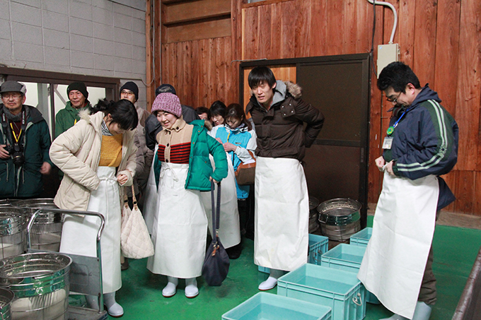 ゴム長・防水前掛け姿で準備は万全です。