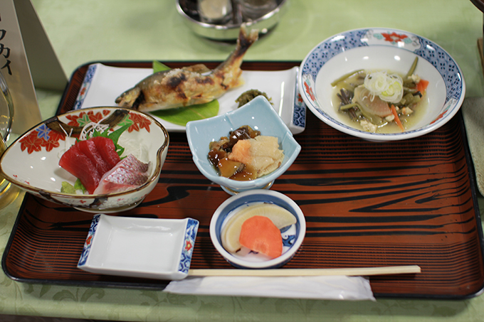 夕食は鮎や山菜を堪能しました。