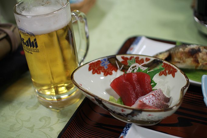 温泉の後のビールとお刺身最高です。