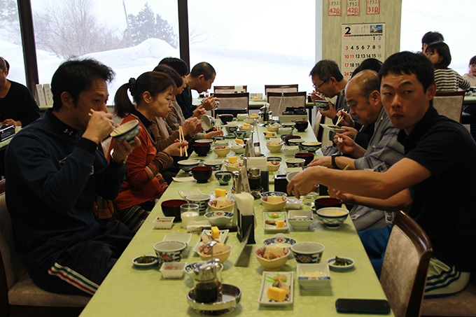 参加者全員、朝食をしっかり食べてスノートレッキングに備えます！