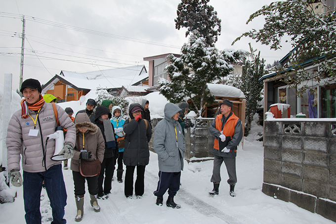 見どころ案内人と雪の町内を散策