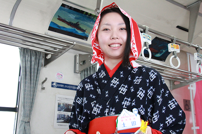 列車の中のガイドはおばこ姿の秋田美人