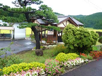 色とりどりの花壇で飾られた、黒沢駅。