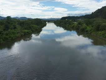 川面に空が映り込んだ、子吉川。