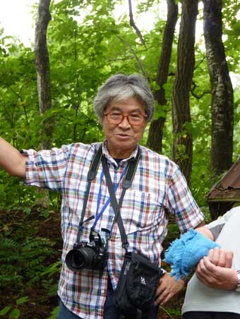 藤原優太郎さんの説明を受ける
