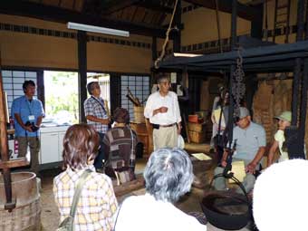 土田家住宅にて説明を受ける
