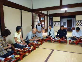 八森苑での昼食風景
