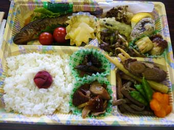 鳥海町の郷土料理名人、真坂愛子さんお手製のお弁当