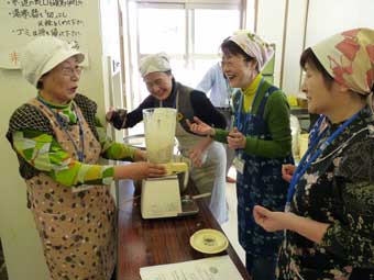 楽しく豆腐づくり体験♪