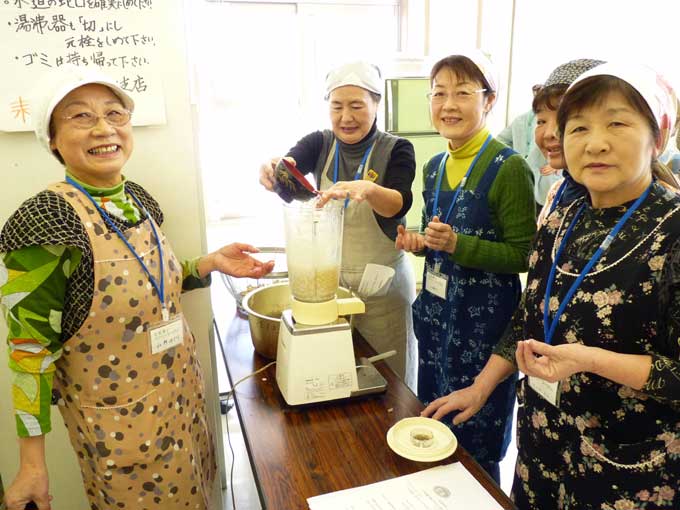農家レストラン「地張庵」の山内みどりさんと、とうふ作り参加者