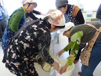 豆乳を濾します