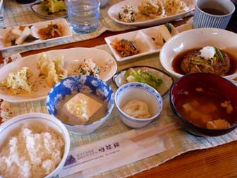 とうふをふんだんに使用した地張庵のランチ