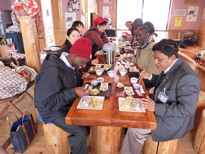 外国人集団研修員の皆さんと食事
