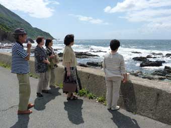 男鹿の海を見つめる上新城の方々