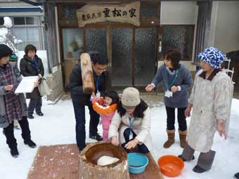 農家民宿｢重松の家」での餅つき