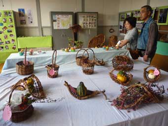 受講生作品の展示（つる編み細工）