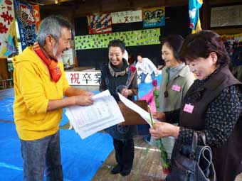 事務局の土井さんと参加者ら