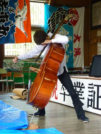 「こおひい工房珈音」佐藤さんによるコントラバス演奏