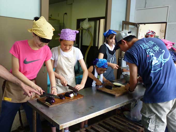 地熱利用の乾燥野菜をつくるため、材料を切る