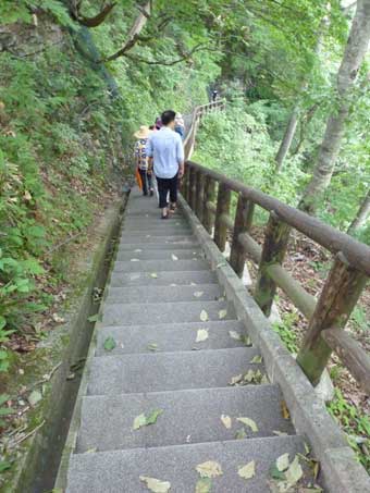 小安峡大噴湯を散策