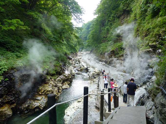 小安峡大噴湯を散策