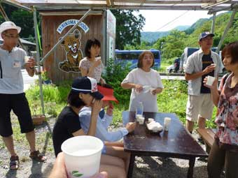 栗駒フーズの牛乳を試飲