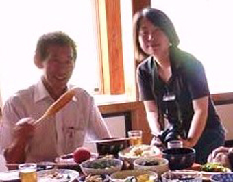 運転手の竹内さんと、元気ムラの阿部さん