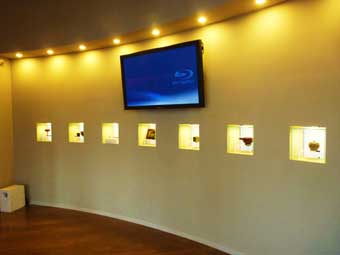 川連漆器伝統工芸館一階の、展示販売フロア