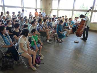 こおひい工房珈音の佐藤さんによるコントラバスの演奏