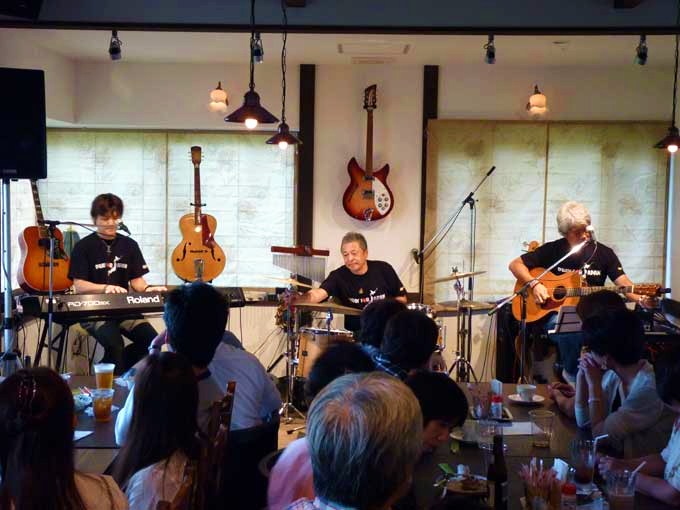しらかみカフェ・東北復興応援ライブ～omajiro.mac＋清水仁～（2011年8月21日　八峰町峰浜）
