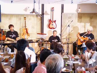 しらかみカフェ・東北復興応援ライブ～omajiro.mac＋清水仁～（2011年8月21日　八峰町峰浜）