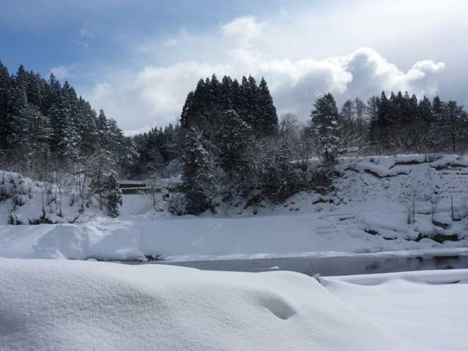 湯口内から阿仁川を望む