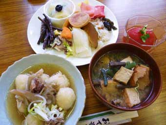 「湯口内生活研究グループ」による昼食