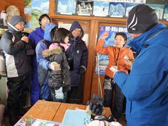 過冷却の実験をしてみせるネイチャーガイドの村田君子さん